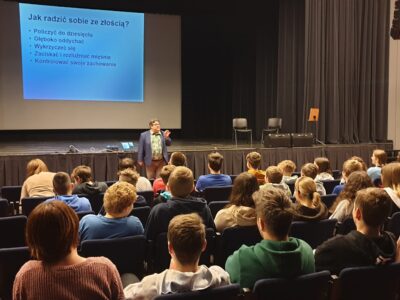 szkolenia profilaktyczne na temat bezpieczeństwa oraz cyberprzemocy i innych zagrożeniach we współczesnym świecie.